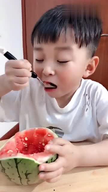 网红吃老汉瓜,传统美食新风尚