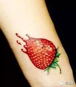 纹身的网红吃瓜图片高清